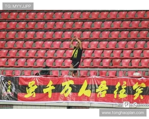 陕西球迷深圳地铁打广告为球队加油